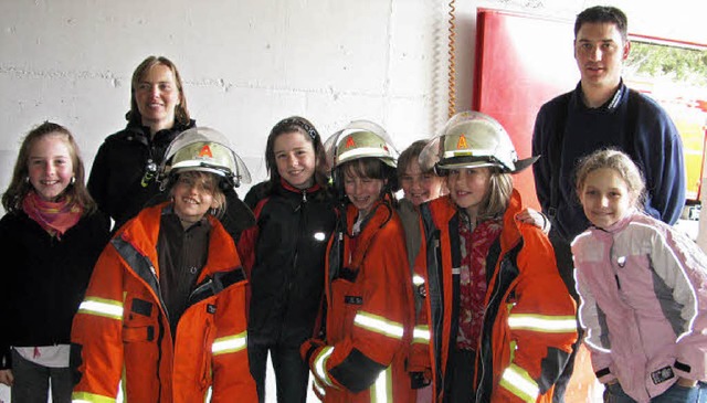 Beim Besuch der Feuerwehr durften die ... auch die Schutzkleidung anprobieren.   | Foto: Ulrike Spiegelhalter