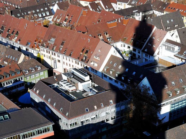 Dicht bebaut: die Freiburger Innenstadt. Doch auch sonst sind Grundstcke teuer.  | Foto: Ingo Schneider