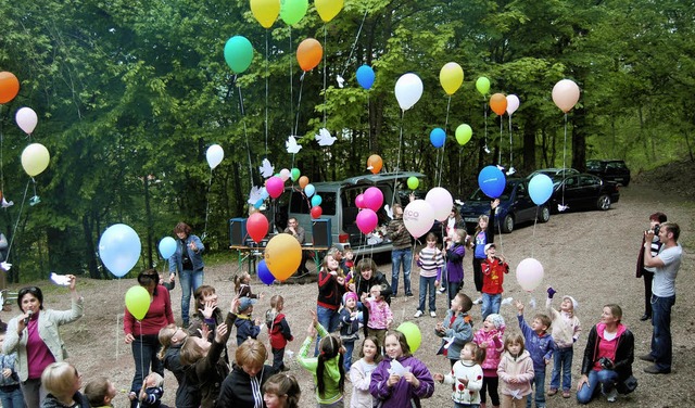 In Maulburg lieen die Kinder die Luftballons steigen.  | Foto: Privat