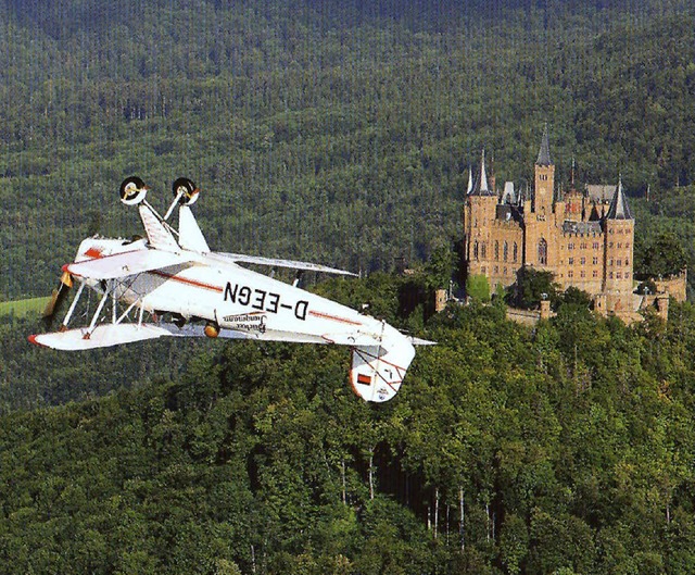 DER BLICK VON OBEN macht manches klar,...flieger vor der Burg Hohenzollern.      | Foto: Fotos: Verlag