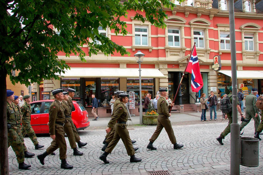 Eine Abordnung der norwegischen Armee pilgert marschierend durch die Offenburger Hauptstraße. Eine Abordnung der norwegischen Armee pilgert marschierend durch die Offenburger Hauptstraße.