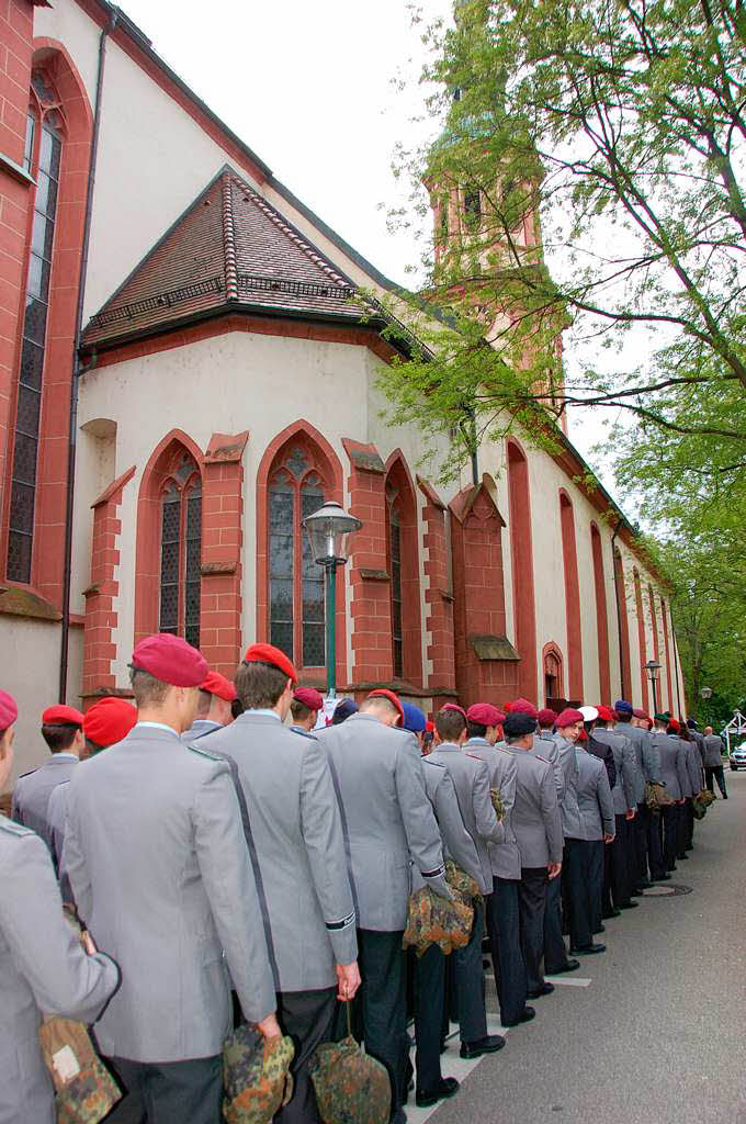 Der Pilgerzug vor der Offenburger Hl. Kreuzkirche, wo der erste Gottesdienst der Wallfahrt stattfand. Der Pilgerzug vor der Offenburger Hl. Kreuzkirche, wo der erste Gottesdienst der Wallfahrt stattfand.