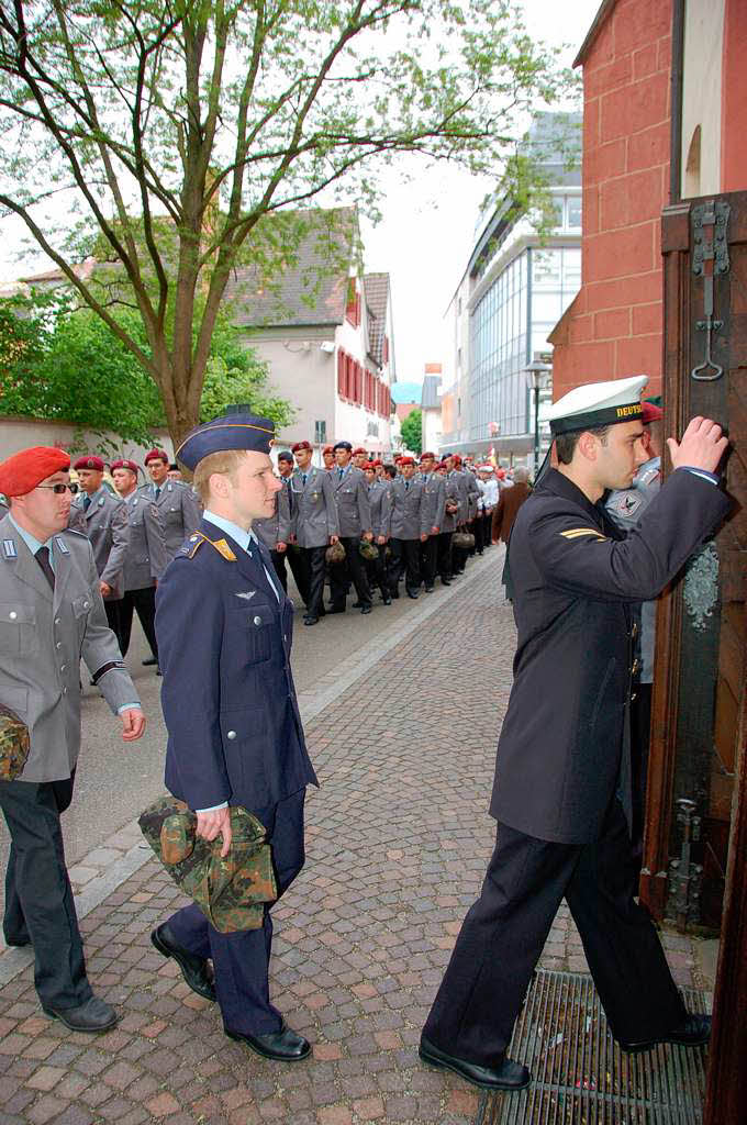 Vor Betreten des Gotteshauses nimmt dieser Marinesoldat seine Mütze ab. Vor Betreten des Gotteshauses nimmt dieser Marinesoldat seine Mütze ab.
