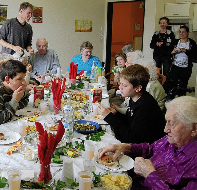 Ein feines Frhstck organisierten die...r die Bewohner des  Seniorenzentrums.   | Foto: Melanie Dramac