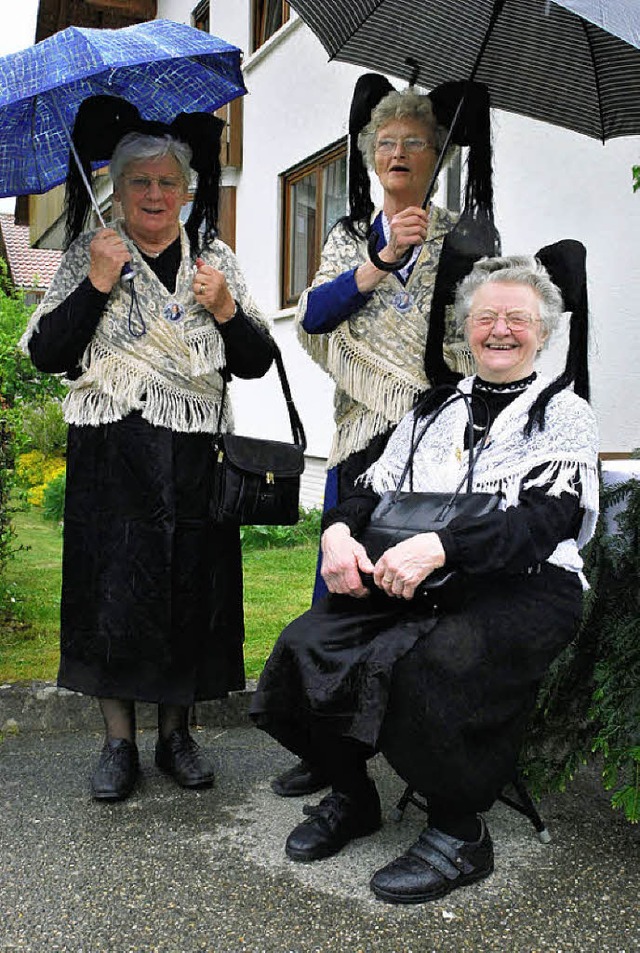 Wohl dem, der einen Regenschirm beim H...ie diese Damen in Markgrfler Tracht.   | Foto: Angelika Schmidt