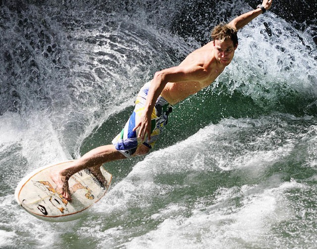Eisbach-Surfer: Quirin Rohleder   | Foto: pipeline