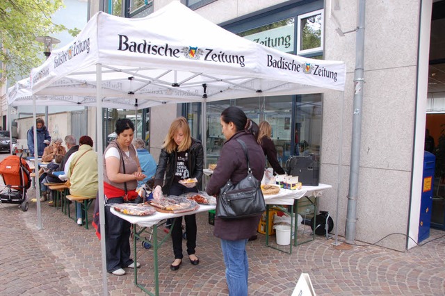 Beim Bauernfrhstck vor der Lrracher BZ-Geschftsstelle gab es lecker Essen.  | Foto: Azubi