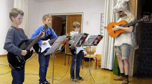 Lars und Patrick Fechtig sowie Silas D...nre&#8220; an den Gitarren bedeuten.   | Foto: Martha Weishaar