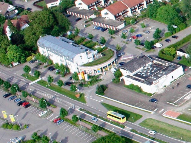 Die Luftbilder zeigen  die Diskothek, ... Parkplatz mit dem fraglichen Gebsch.  | Foto: Polizei