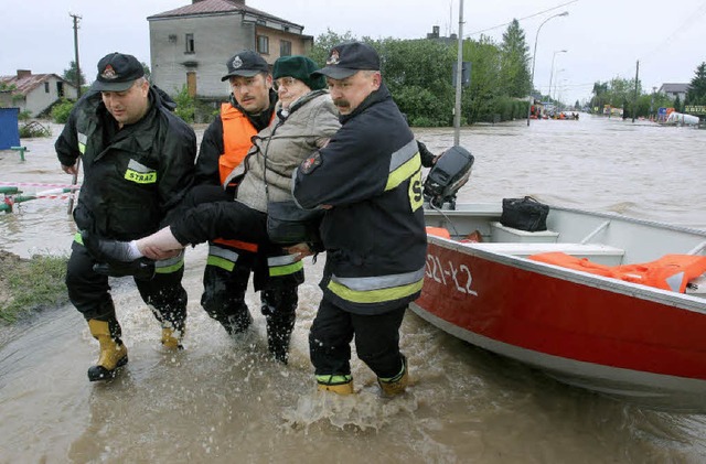 Rettungskrfte  bergen eine vom Hochwa...nerin  von Sandomierz aus ihrem Haus.   | Foto: dpa