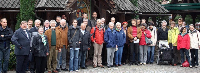 Die Teilnehmer des Pfarrkonvents aus der Ortenau und dem Elsass im Europa-Park.   | Foto: Europa-Park
