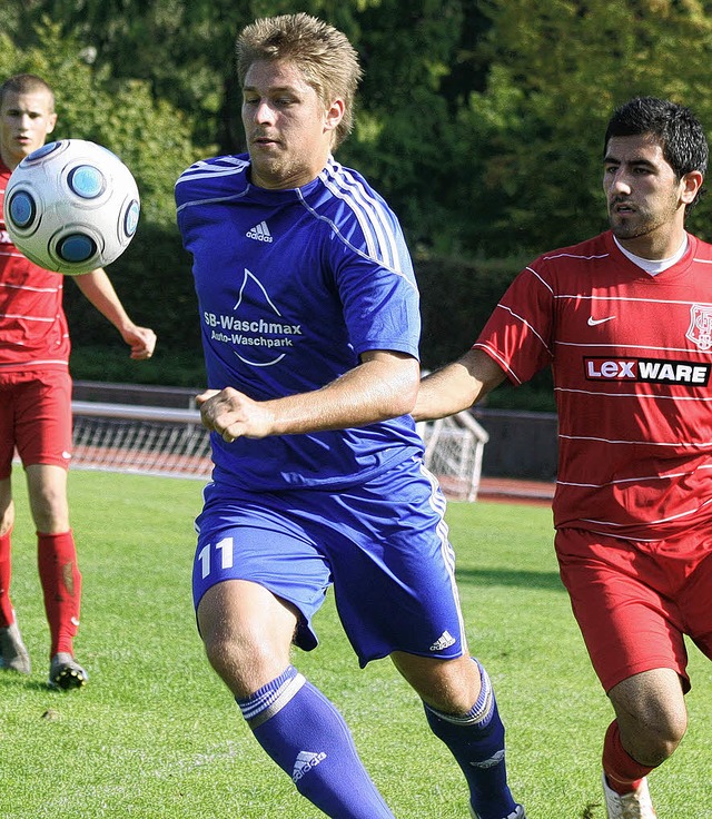 Nicht zu stoppen ist der SV Waldkirch,...a. Auch nicht von  Burak Gecer (FFC).   | Foto: Klein