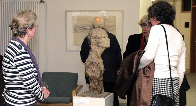 Besucher  vor Arbeiten von Johannes Beyerle   | Foto: Kreismedienzentrum Freiburg