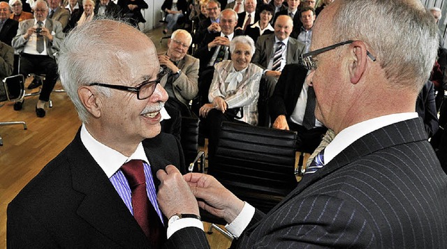 Minister Frankenberg heftet  Helmut Heine den  Orden ans Revers  | Foto: Bamberger