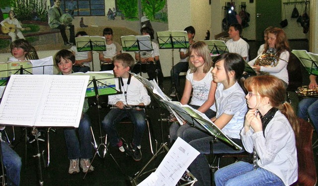 Das neu gegrndete Schulblasorchester ... gab in der Aula sein erstes Konzert.   | Foto: Hans-Jrgen Wehrle