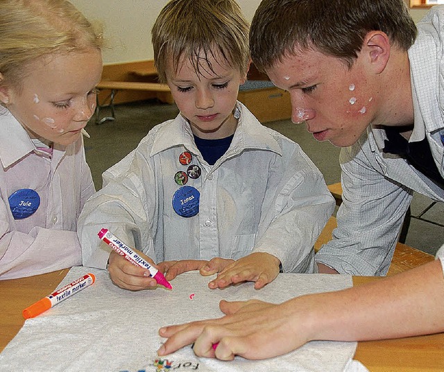 Die Forscherkinder bemalen T-Shirts.  | Foto: Helga Lorenz