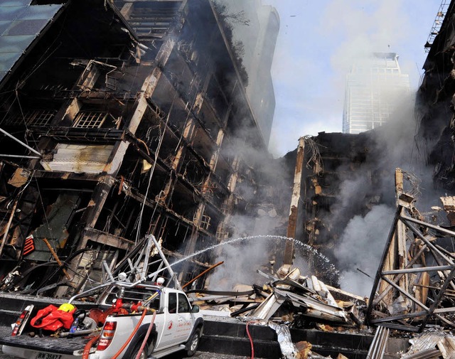 Erste Lsch- und Aufrumarbeiten in Bangkok  | Foto: afp