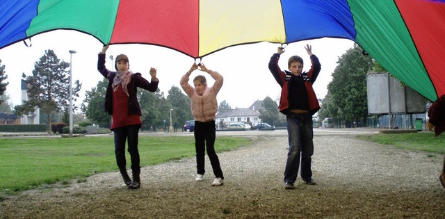 Spiele mit dem Fallschirm standen beim...anzsischen Benfeld auf dem Programm.   | Foto: Schule