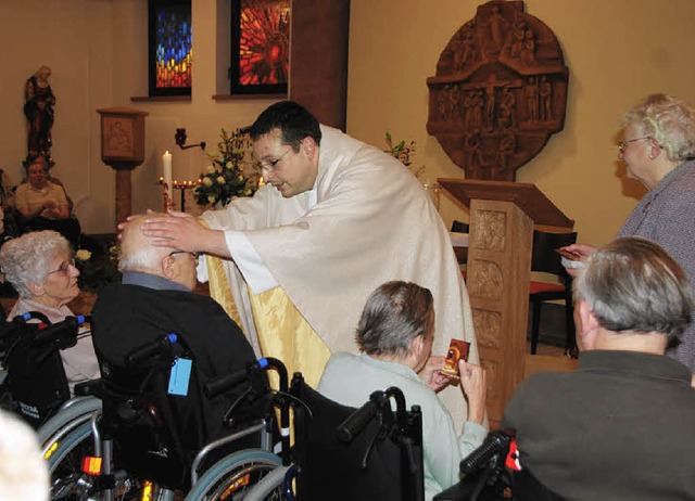 Jedem Heimbewohner von St. Katharina e...zfeier am Donnerstag den Primizsegen.   | Foto: Vitt