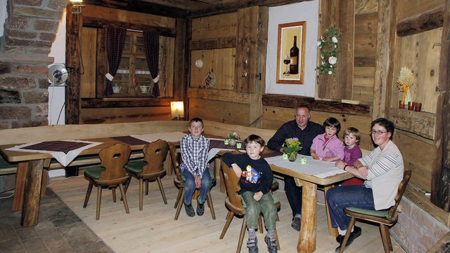 Die Familie Kopf im neuen Gastraum im Keller des Jgertonihofs   | Foto: heidi fssel