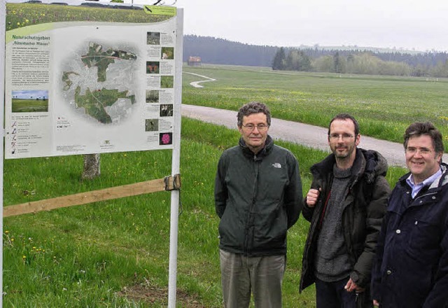 neue Tafeln weisen auf das Naturschutz...r (von links) leiteten die Exkursion.   | Foto: Liane Schilling