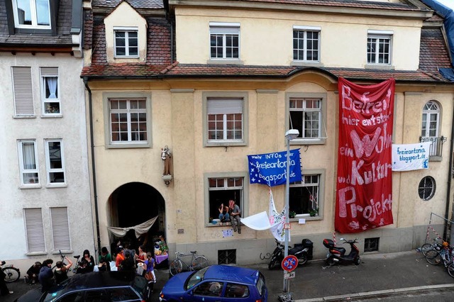 Das Antoniushaus in der Kirchstrae whrend der Besetzung vor einem Jahr.  | Foto: Rita Eggstein