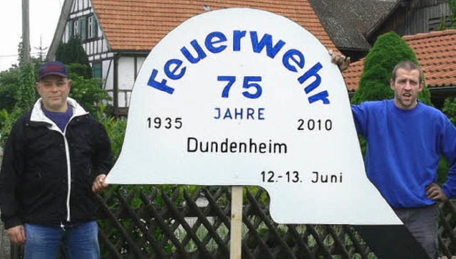 Ein Helm wirbt fr das Jubilum.  Abte...ndreas Walter stellen das Schild auf.   | Foto: Dieter Fink