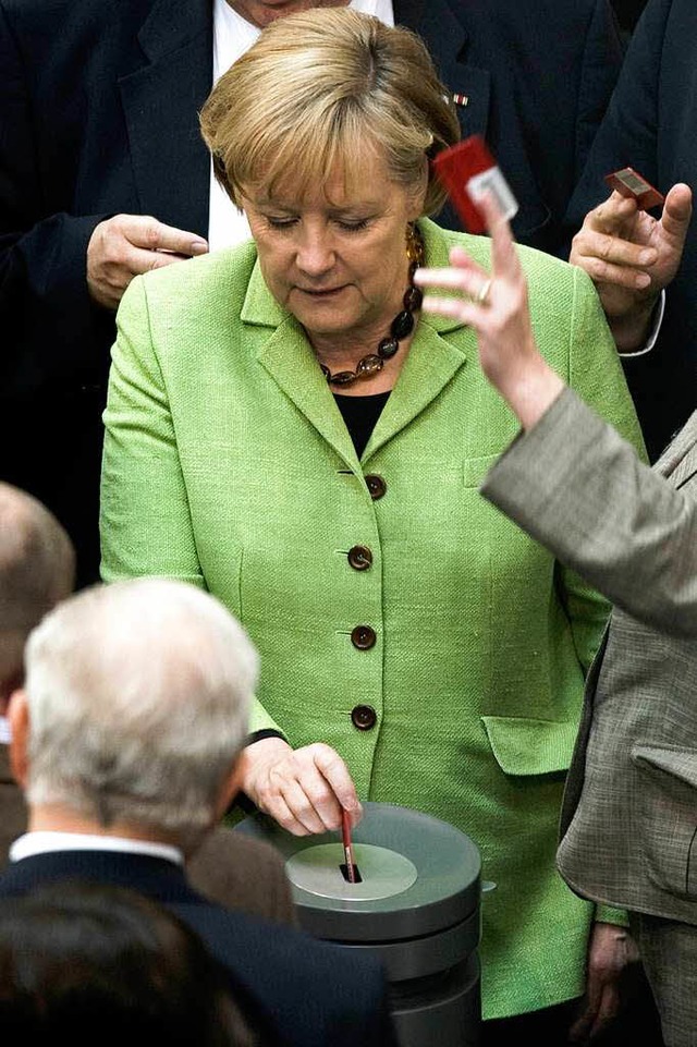 Bundeskanzlerin Merkel bei der Stimmabgabe im deutschen Bundestag.  | Foto: ddp