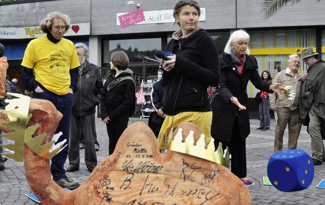 Die Armutskarawane macht in Lrrach ha...ute-Bluhm (rechts) wrfelt und lernt.   | Foto: Barbara Ruda