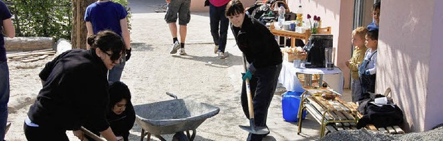 Neugierig verfolgten die Kinder von Sa...reich des katholischen Kindergartens.   | Foto: Frey