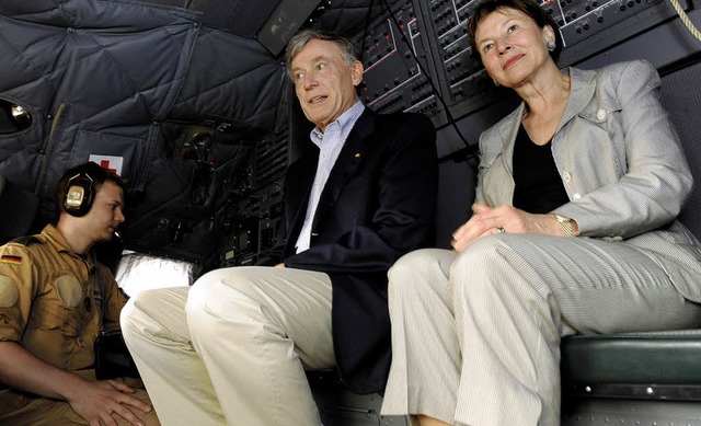 Prsident Khler und seine Frau Eva Lu...ansall  auf dem Flug nach  Afghanistan  | Foto: DPA