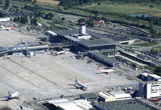 Ein Knotenpunkt, dem mit dem Bahnansch...eine Strippe fehlt: der Euro-Airport.   | Foto: Erich Meyer