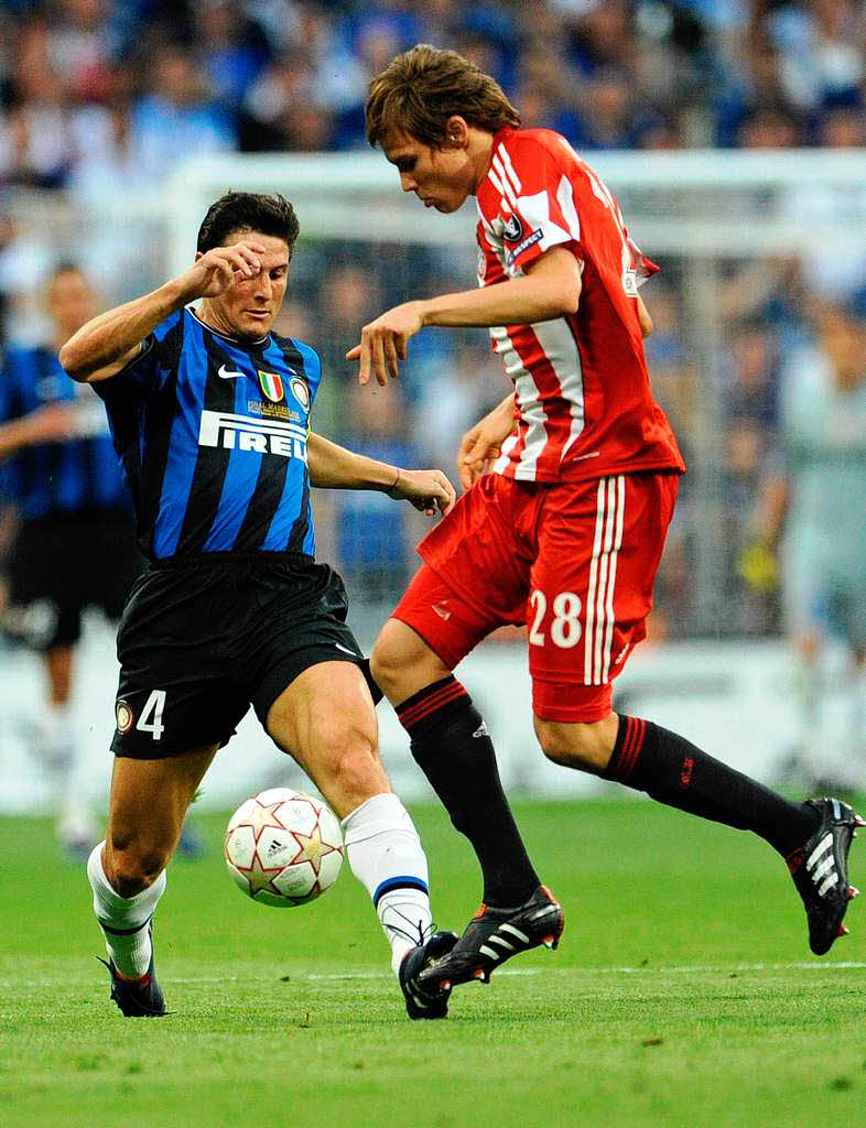 Bayern-Talent Holger Badstuber gegen Inter-Ikone Javier Zanetti.