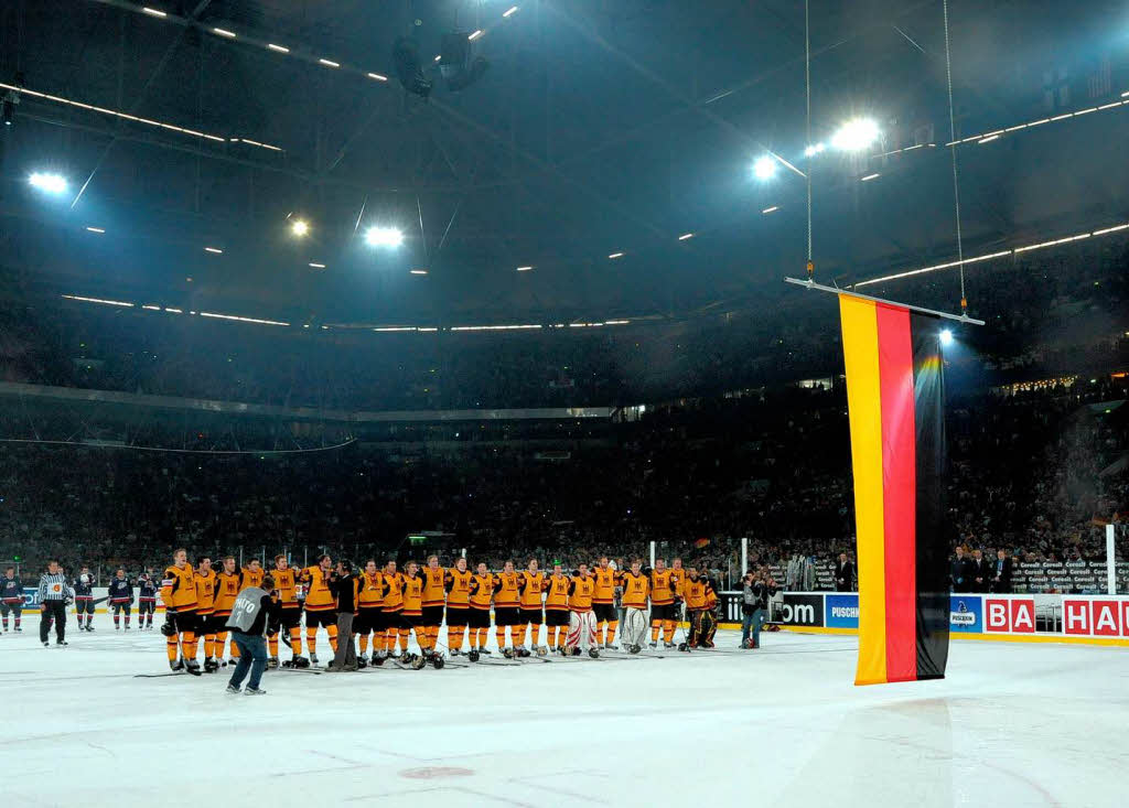 Beeindruckend: Fast 78.000 Menschen sangen nach dem Triumph die deutsche Nationalhymne. Gnsehaut bei allen Beteiligten.