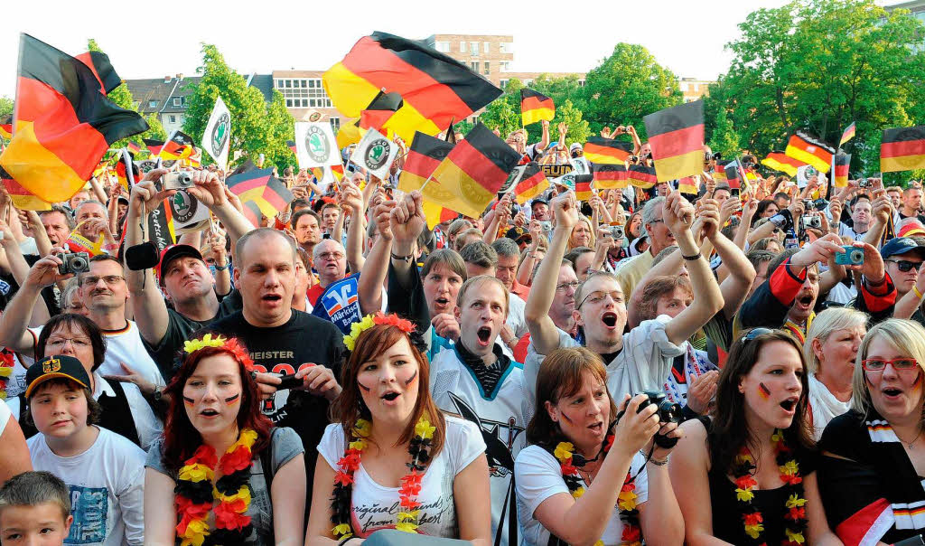 Die deutschen Fans feierten ihr Team nach der Partie. Und womit? Mit Recht!