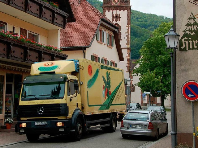 Mehr Schwerlastverkehr &#8211; besonde...schrnkungen auf der B 31 in Freiburg.  | Foto: Frank Kiefer