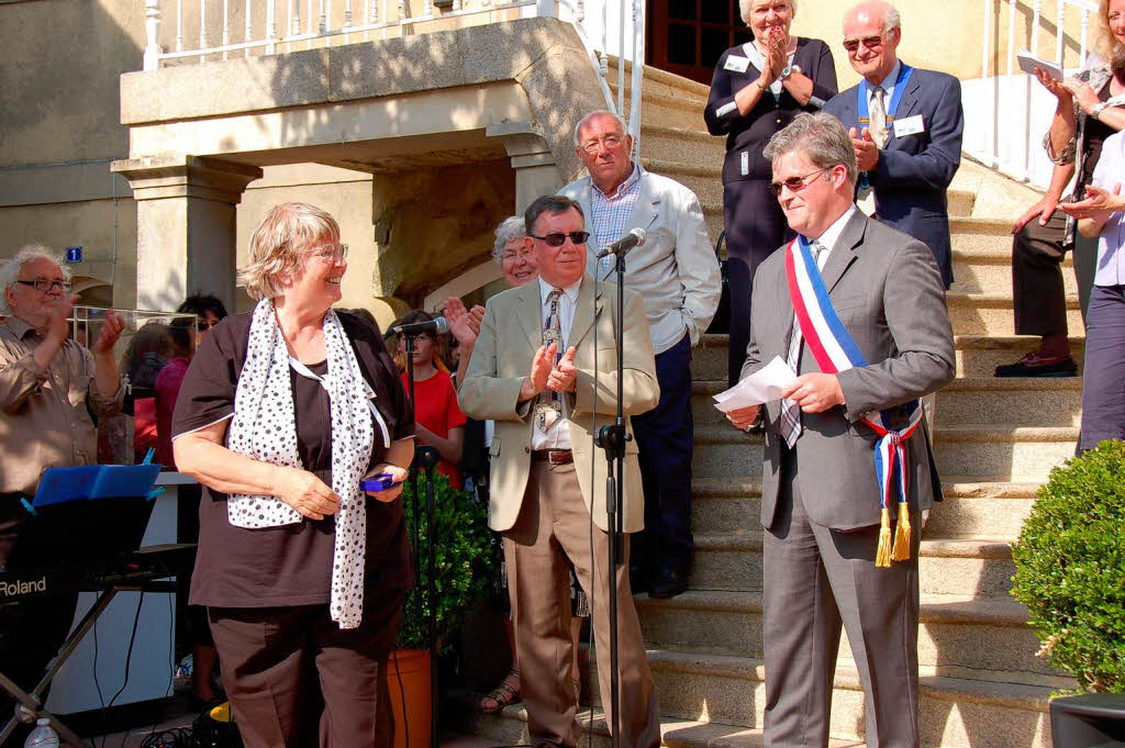 Die langjaehrige Vizepraesidentin des Stuehlinger Komitees, Jeanette Gubler erhaelt von Vincent Segouin die Ehrenmedaille der Stadt Bellme.