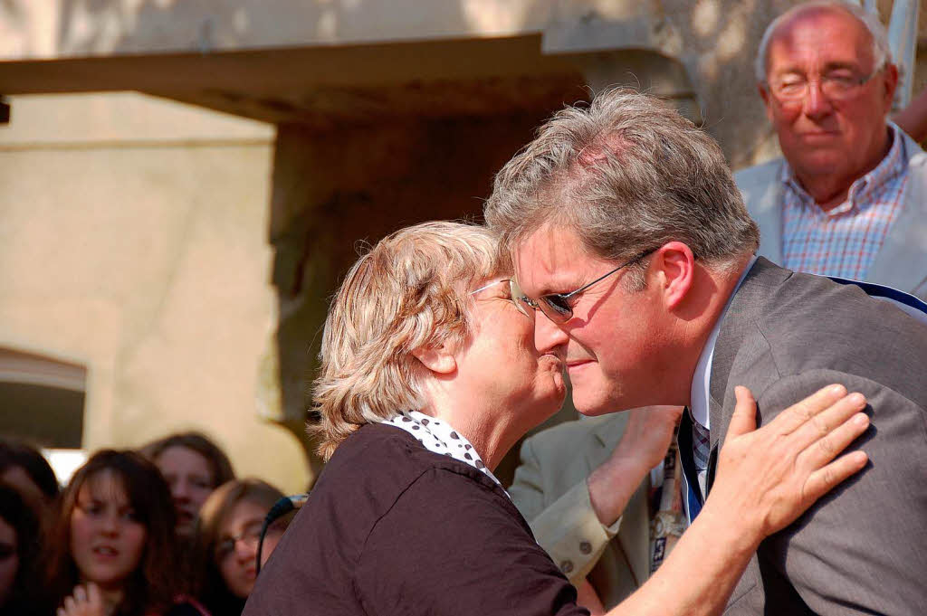 Die langjhrige Vizeprsidentin des Sthlinger Komitees, Jeanette Gubler erhlt von Vincent Segouin die Ehrenmedaille der Stadt Bellme.