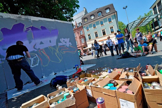 Jugendparlament prsentiert sich mit Graffiti-Showsprhen auf dem Alten Markt   | Foto: Barbara Ruda