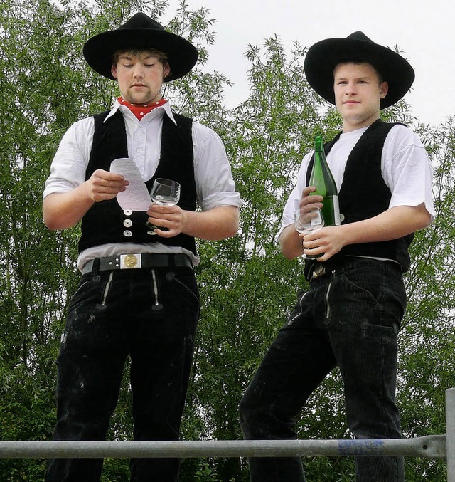 Max Studer (links) und Amadeus Oestreich-Subat  tragen den Richtspruch vor.  | Foto: Adelbert mutz