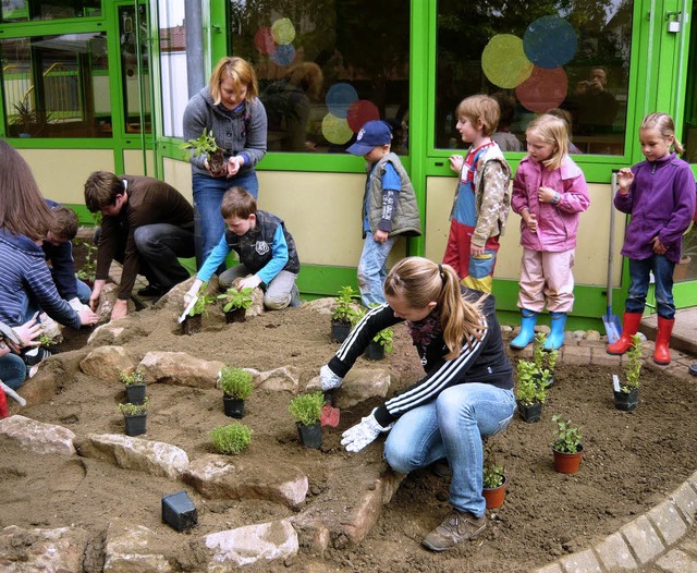 Gemeinsam geht&#8217;s am besten: Sch...nd Kindergartenkinder bei der Arbeit.   | Foto: mutz
