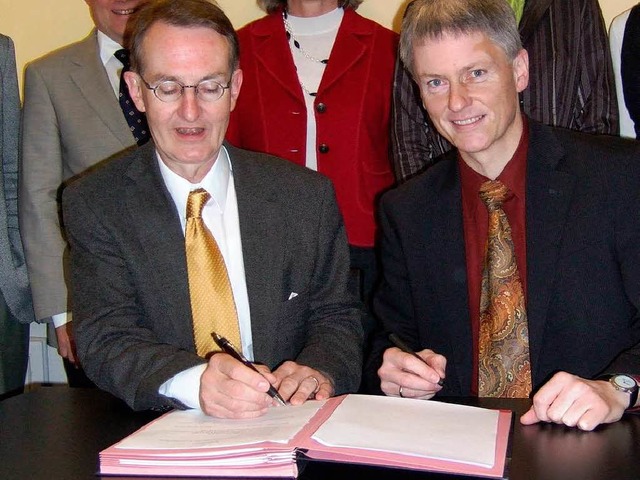 Die Brgermeister Michael Benitz  (vor...Meroth bei der Vertragsunterzeichnung.  | Foto: Susanne Mller