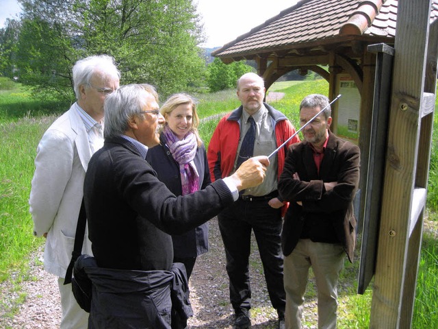 Helmut Opitz (zweiter von links) erlu...es die Konzeption des Naturlehrpfads.   | Foto: BZ