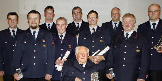 Sulen der Reichenbacher Feuerwehr wur... sitzend fr 70 Jahre Erich Isenmann.   | Foto: heidi fssel