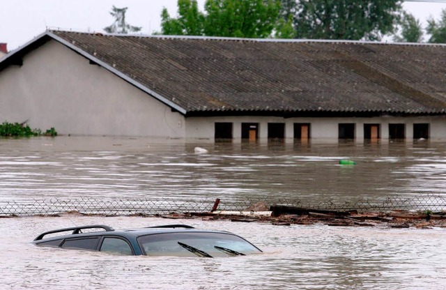 Das Hochwasser verschlingt alles  | Foto: dpa