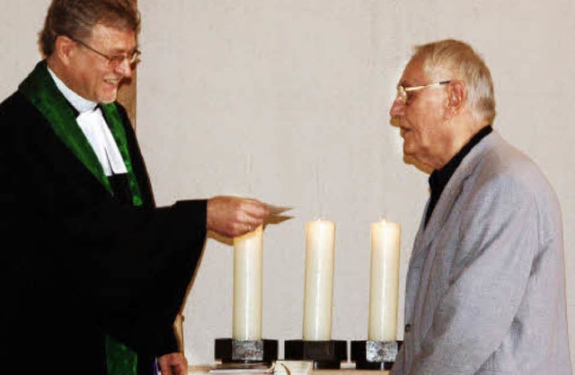 Pfarrer Hans-Wilhelm Koopmann berreicht Karl Bhr die goldene Ehrennadel.   | Foto: Hrvoje Miloslavic