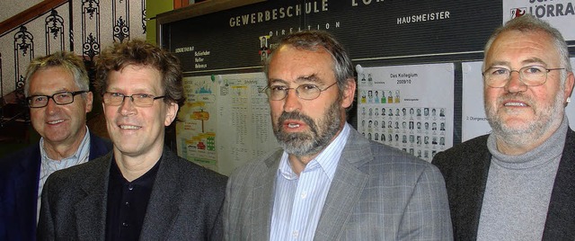 Die Abteilungsleiter Uwe Gaspers (Zwei...eter Ulrich Grebien (links) entgegen.   | Foto: BZ