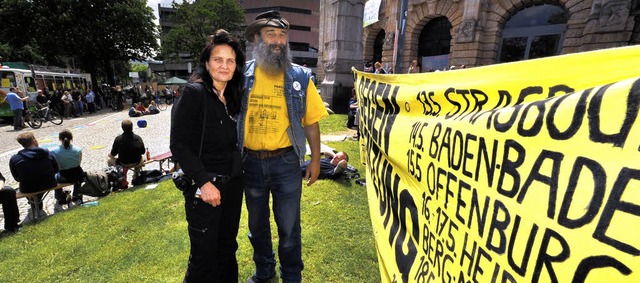 Teilnehmer der &#8222;Karawane gegen A...rechts) und Organisatorin Doris Klz.   | Foto: Michael Bamberger