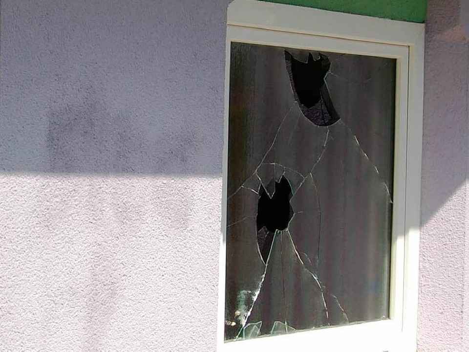 Mehrere Scheiben wurden wieder eingeschlagen.   | Foto: Valentin Ade