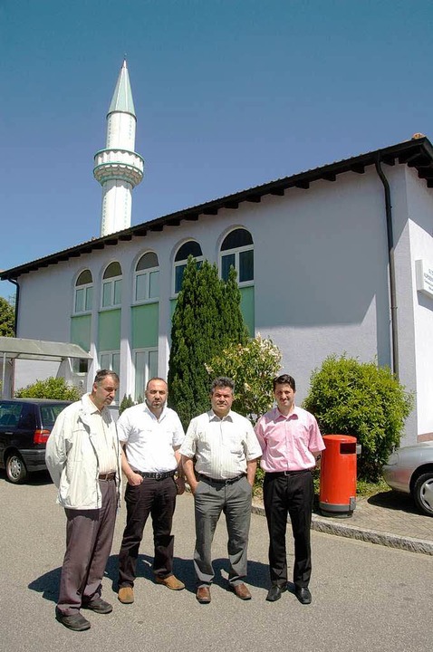 Selman Filiz, Akin Abdullah, Adem Durs...rt ber die neuerlichen Zerstrungen.   | Foto: Ralf H. Dorweiler